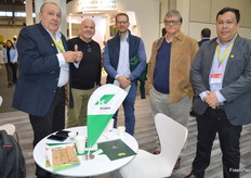 El equipo de Klabin, de Brasil, reuniéndose con clientes.